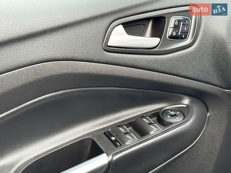 Внедорожник / Кроссовер Ford Escape 2017 в Житомире