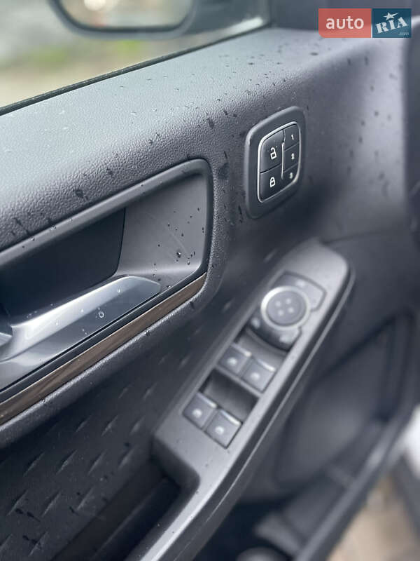 Внедорожник / Кроссовер Ford Escape 2020 в Киеве