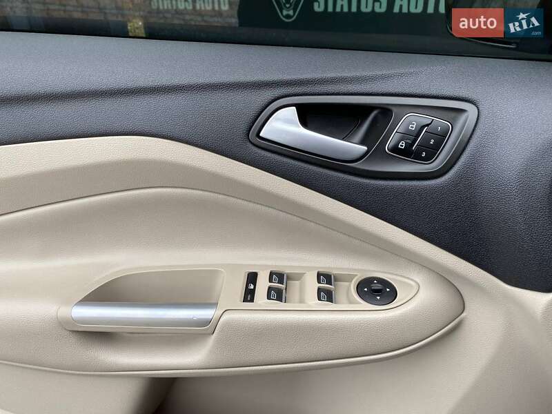 Внедорожник / Кроссовер Ford Escape 2017 в Хмельницком