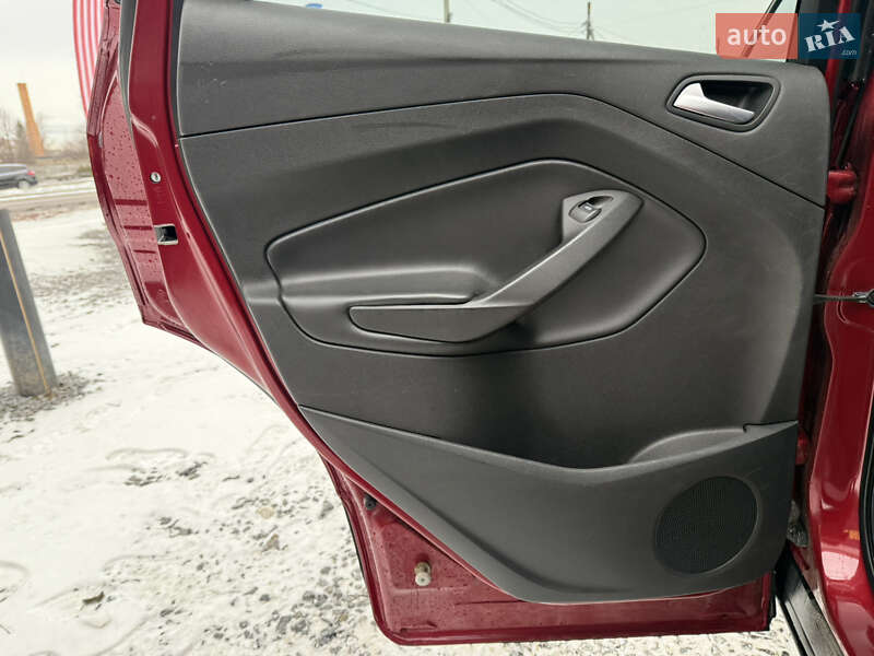 Внедорожник / Кроссовер Ford Escape 2016 в Стрые