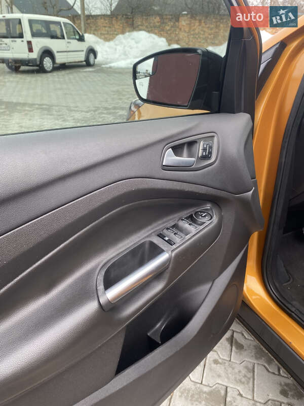 Внедорожник / Кроссовер Ford Escape 2016 в Дубно