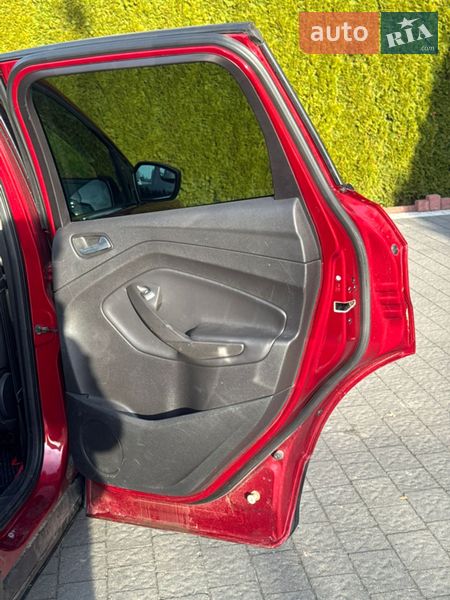 Внедорожник / Кроссовер Ford Escape 2016 в Стрые