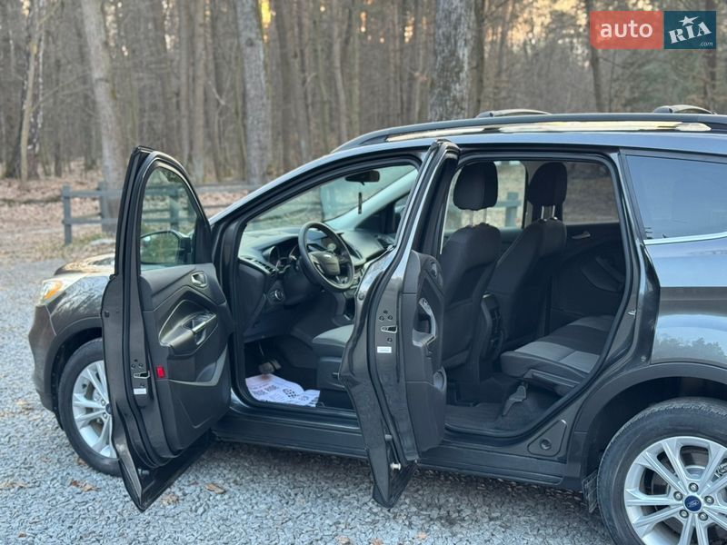 Позашляховик / Кросовер Ford Escape 2017 в Радивиліві