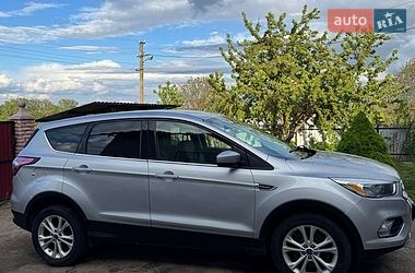 Позашляховик / Кросовер Ford Escape 2017 в Чернівцях