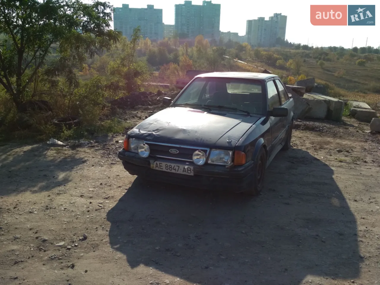 Машина в обвесе Zender задние стойки Koni с регулировкой. Передние сняты их надо реставрировать. Руль RS. Клапанная крышка Ford Motorsport. Новое сцепление. Новые фары. Распорки.  Кузов мертвый. АКБ нет. Страховки нет. Без обменов и кредитов пригонов.
Цена по курсу или в валюте