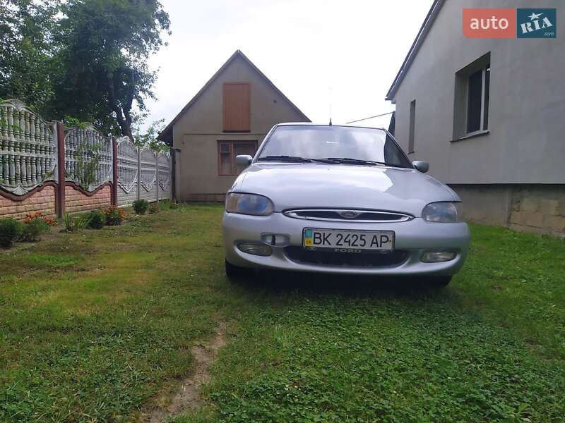 Хэтчбек Ford Escort 1995 в Ровно