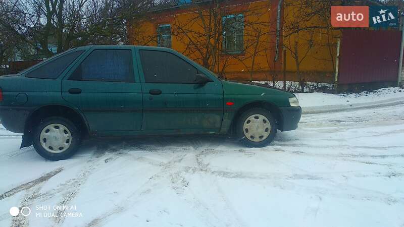 Хэтчбек Ford Escort 1997 в Липовце