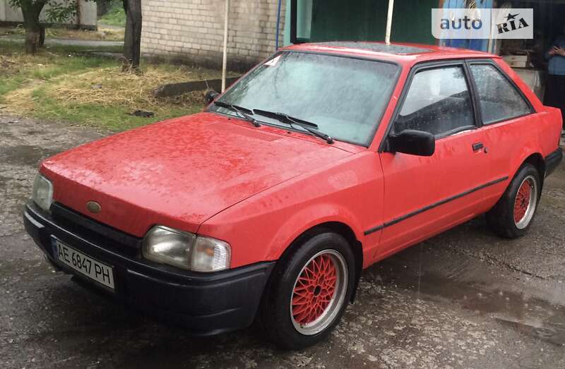 Хэтчбек Ford Escort 1987 в Вольногорске