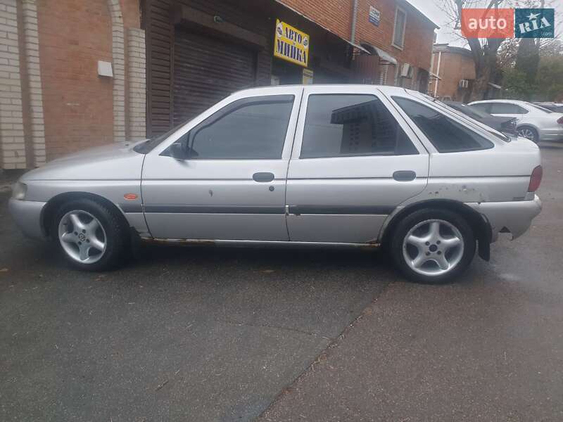 Хэтчбек Ford Escort 1995 в 