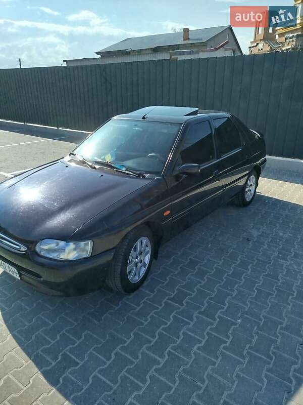 Хэтчбек Ford Escort 1995 в Луцке