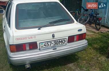 Хетчбек Ford Escort 1988 в Кельменцях