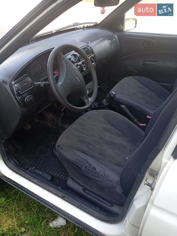 Хэтчбек Ford Escort 1995 в Городке