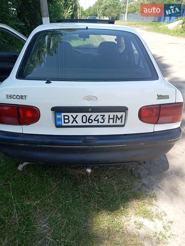 Хэтчбек Ford Escort 1995 в Городке
