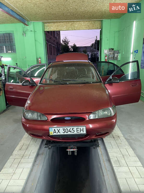 Седан Ford Escort 1996 в Краснокутске