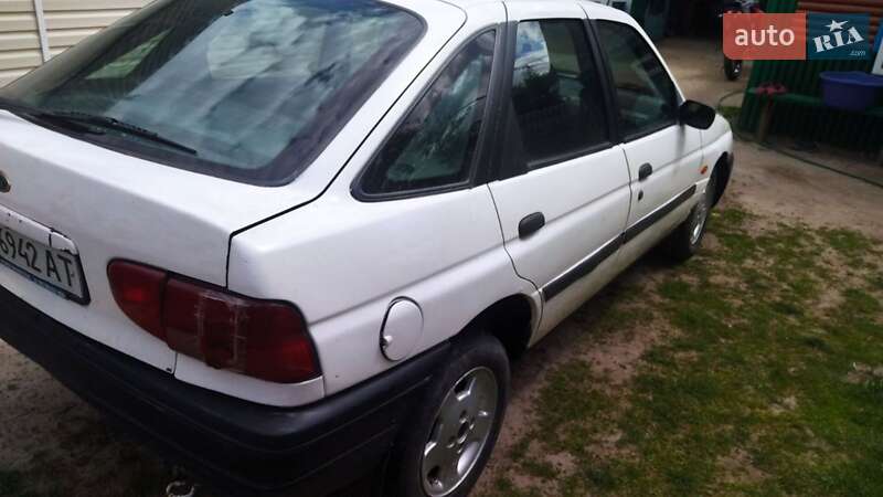 Хетчбек Ford Escort 1996 в Березному