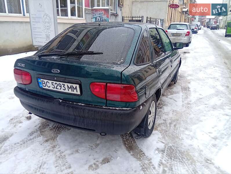 Хетчбек Ford Escort 1997 в Стрию