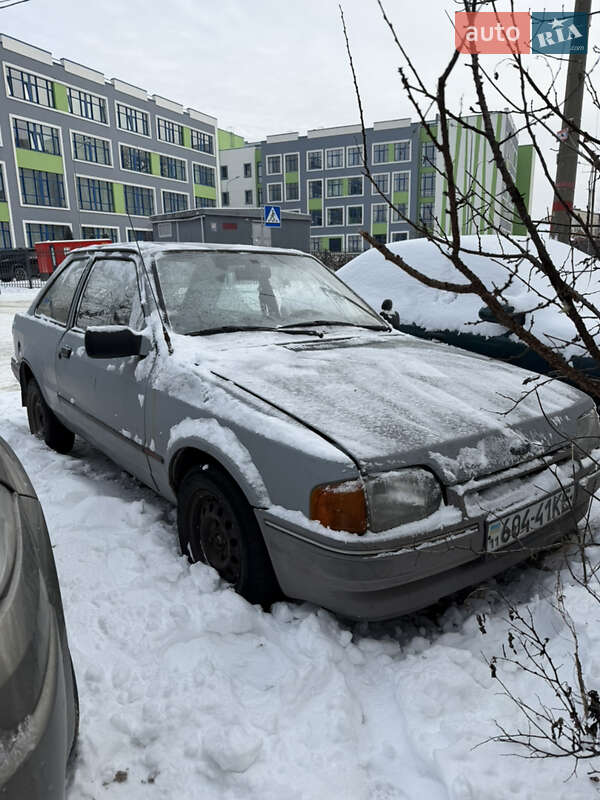 Лифтбек Ford Escort 1988 в Киеве фото Лифтбек Ford Escort 1988 в Киеве