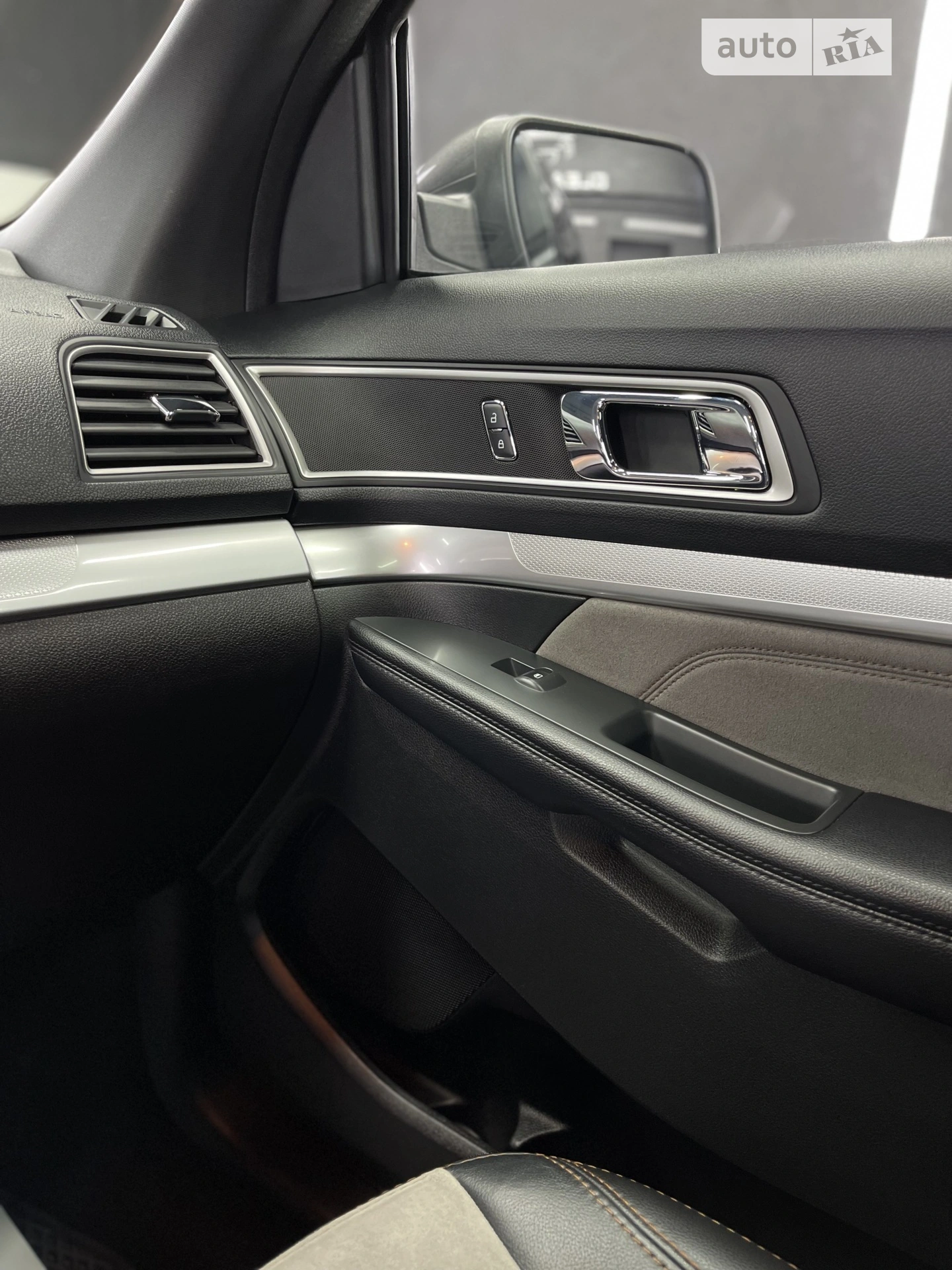 2017 Ford Explorer - мініатюра 4