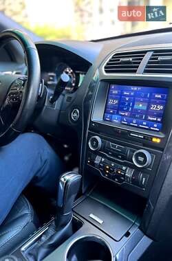 Позашляховик / Кросовер Ford Explorer 2016 в 