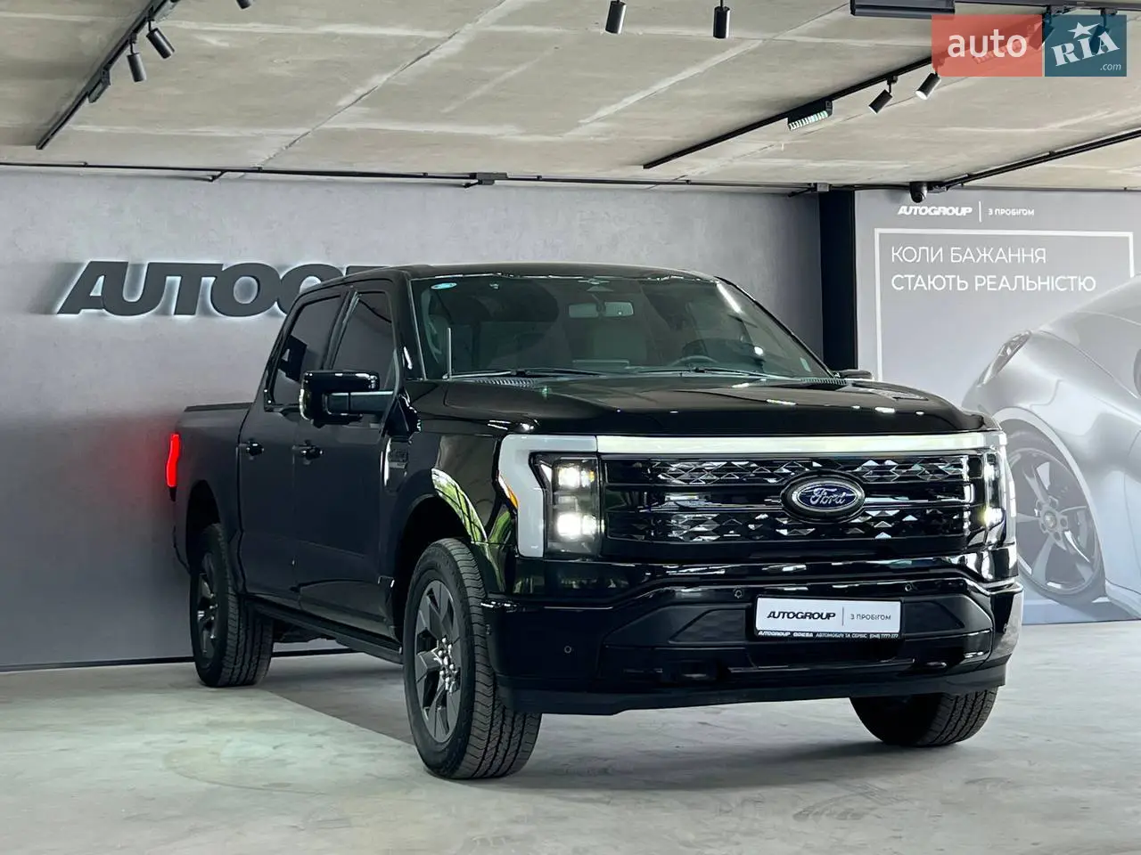  Ford F-150 Lightning Platinum – Топова версія, мінімальні пошкодження, ціла безпека!
Автомобіль у відмінному стані. Ціла безпека – не спрацьовували подушки безпеки, не деформована геометрія кузова.
Пошкодження – мінімальні та суто косметичні,
Два електромотори (понад 560 к.с.)
Запас ходу до 480 км (EPA)
Розгін 0–100 км/год за ~4.5 секунди
Функція двосторонньої зарядки (Power Onboard) – авто може живити будинок або інші пристрої.
Преміум-шкіра з вентиляцією та підігрівом
Масаж сидінь (водія та пасажира)
Панорамний дах
18-дюймовий дисплей SYNC 4A
Bang & Olufsen аудіосистема (18 динаміків)
Асистенти та безпека:
Ford BlueCruise – напівавтономне водіння (рух без рук)
Адаптивний круїз-контроль
Контроль мертвих зон
360° огляд (камери навколо авто)
Паркувальний асистент
Автоматичне гальмування перед перешкодами
Lane Keeping Assist (утримання в полосі)
Безключовий доступ та запуск
22-дюймові диски
Підігрів керма
Величезний передній багажник (frunk)
Виходи 220В у кузові (і в передньому багажнику)
Задній редуктор з блокуванням
Спеціальні режими руху (Off-Road, Tow, Sport)
Чекаємо на Вас за адресою: м.Одеса, вул. Інглезі 15в
