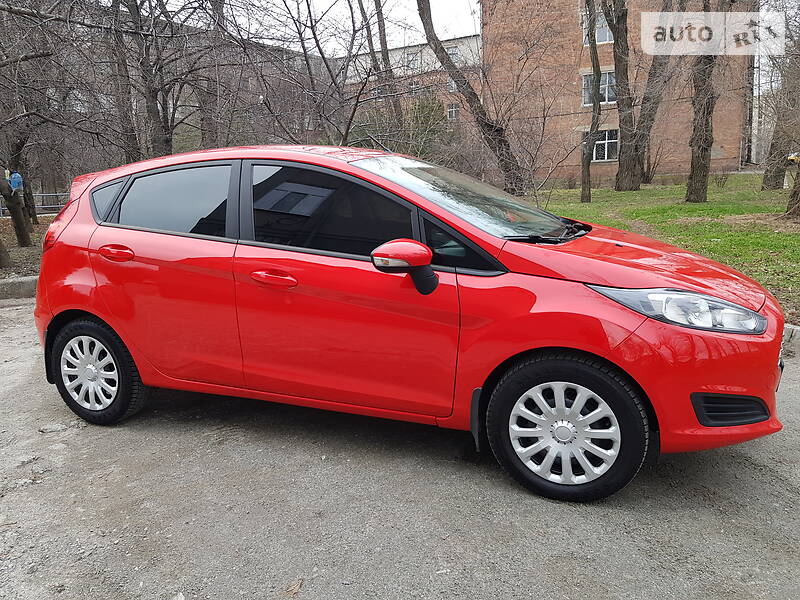 Хетчбек Ford Fiesta 2015 в Дніпрі
