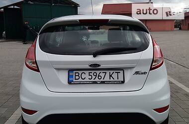 Хетчбек Ford Fiesta 2015 в 