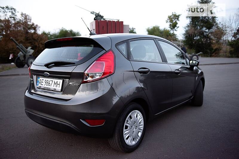Хэтчбек Ford Fiesta 2015 в Кривом Роге