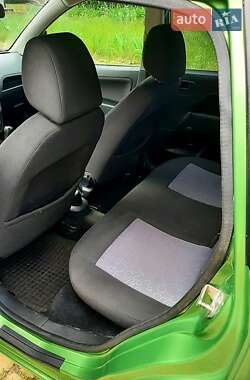 Хэтчбек Ford Fiesta 2006 в 