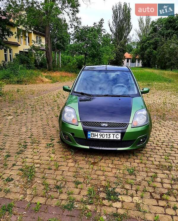 Хэтчбек Ford Fiesta 2006 в 