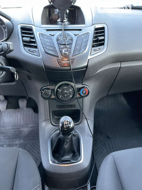Хэтчбек Ford Fiesta 2015 в Киеве