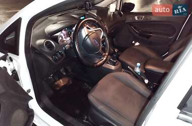 Хэтчбек Ford Fiesta 2015 в 