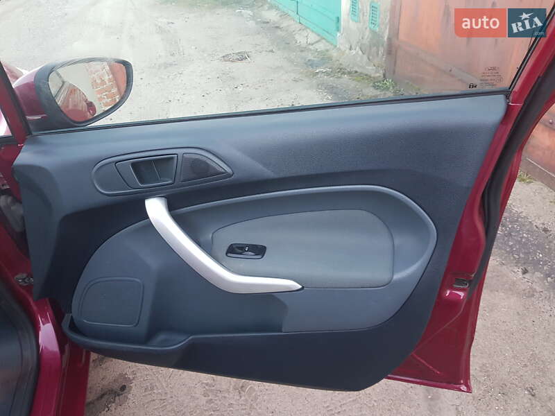 Хэтчбек Ford Fiesta 2010 в Львове