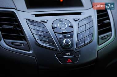 Хэтчбек Ford Fiesta 2015 в 