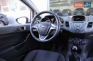 Хэтчбек Ford Fiesta 2015 в 
