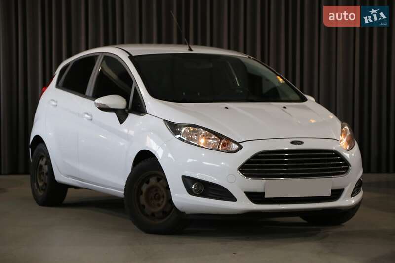 Хэтчбек Ford Fiesta 2015 в 