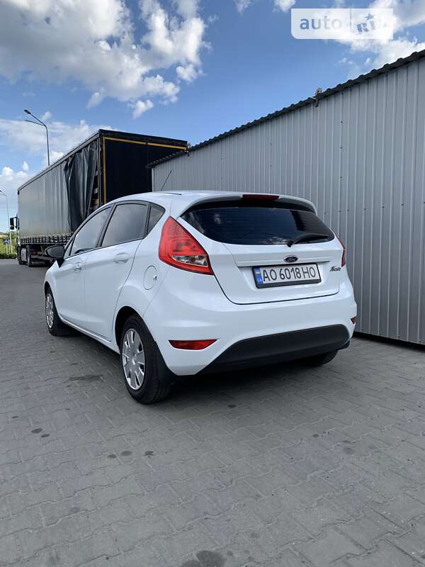 Хэтчбек Ford Fiesta 2012 в Мукачево