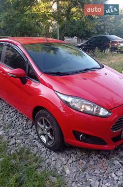 Хэтчбек Ford Fiesta 2015 в 
