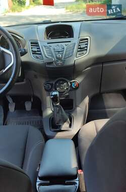 Хэтчбек Ford Fiesta 2016 в 