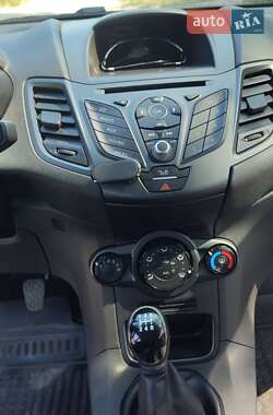 Хэтчбек Ford Fiesta 2016 в 