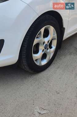 Хэтчбек Ford Fiesta 2016 в 