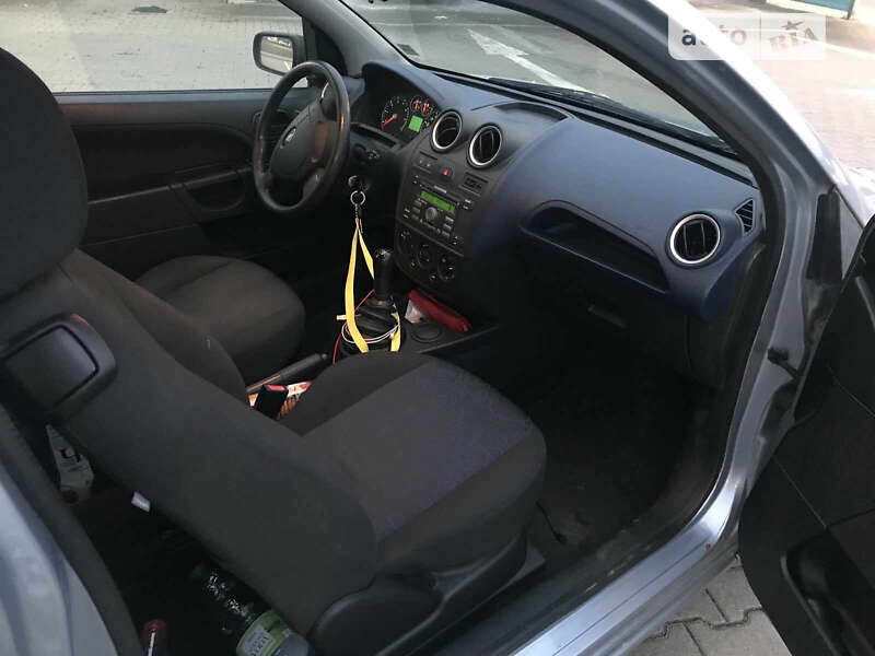 Хэтчбек Ford Fiesta 2006 в Поляне