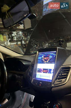 Хэтчбек Ford Fiesta 2013 в 