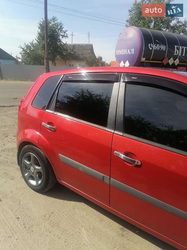 Хэтчбек Ford Fiesta 2006 в Гадяче