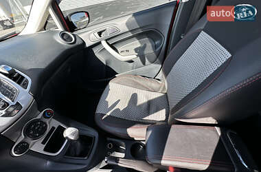 Хэтчбек Ford Fiesta 2012 в 