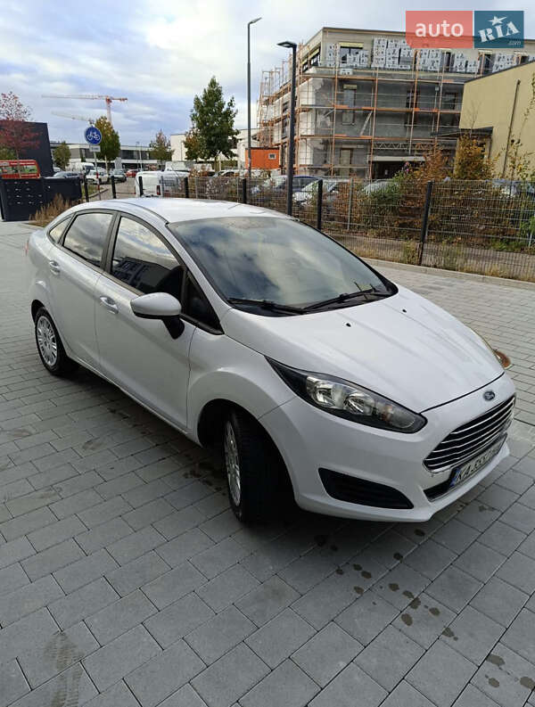 Седан Ford Fiesta 2015 в Черкассах