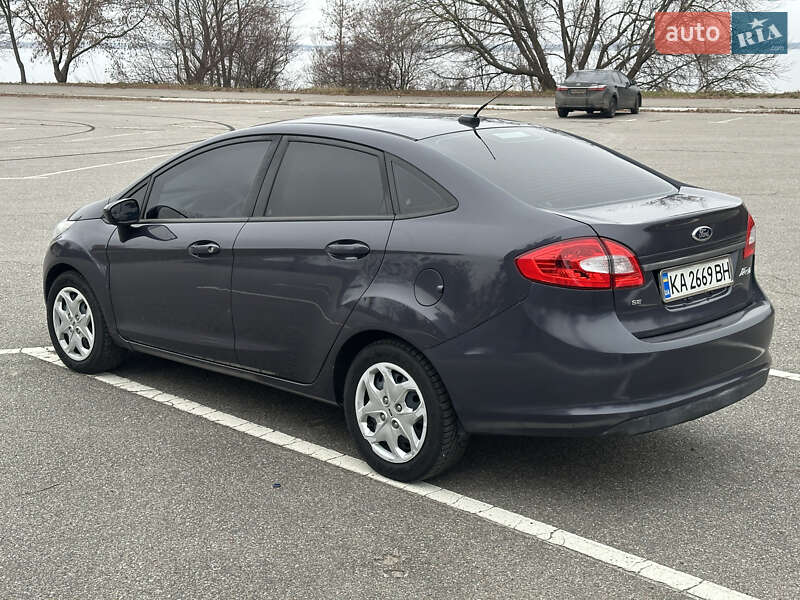 Седан Ford Fiesta 2012 в Ржищеве