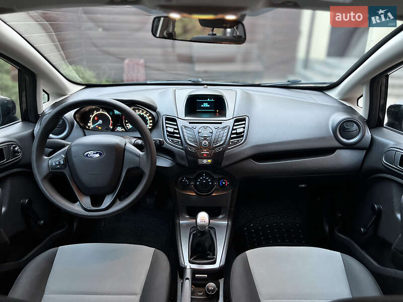 Седан Ford Fiesta 2016 в Гнівані