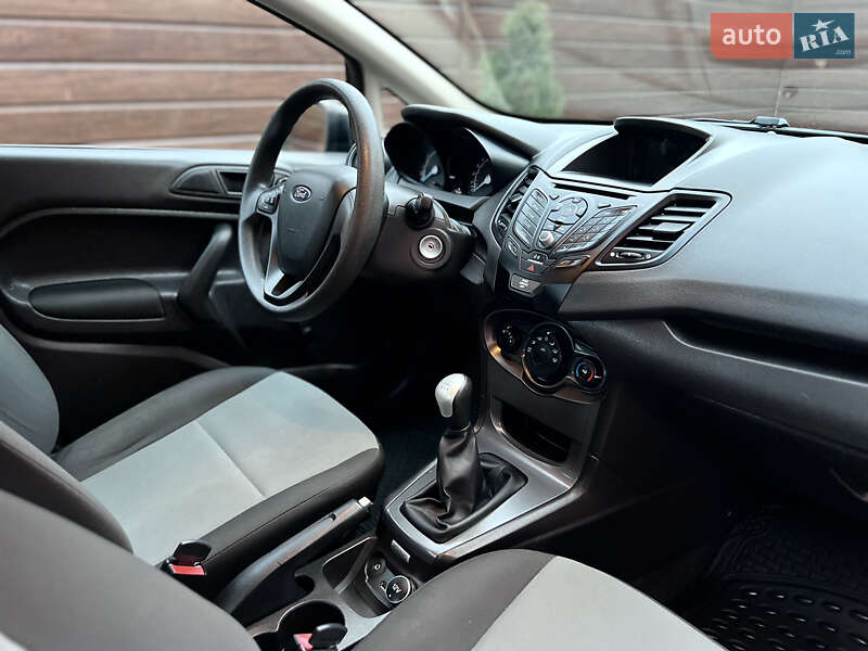 Седан Ford Fiesta 2016 в Гнівані