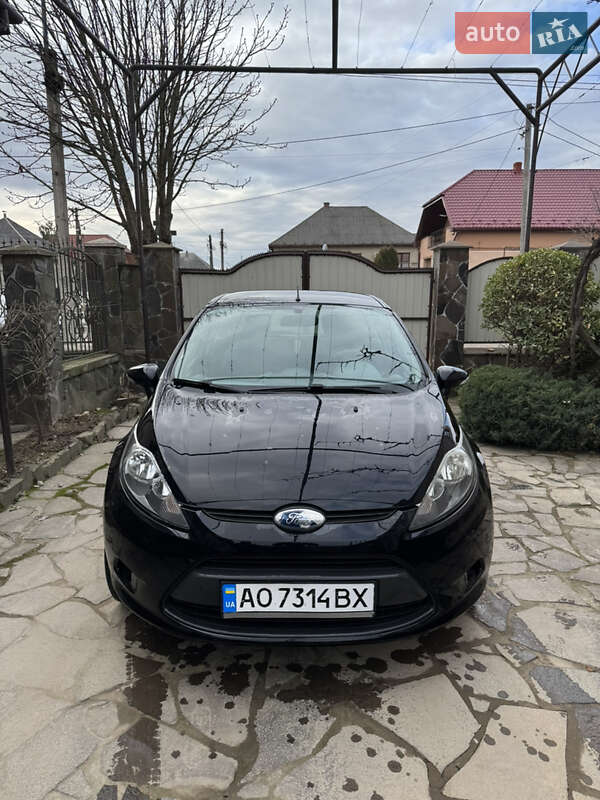 Хэтчбек Ford Fiesta 2010 в 