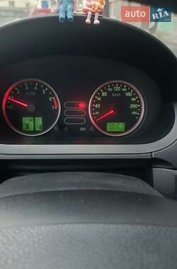 Хэтчбек Ford Fiesta 2004 в 